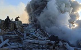 Накануне вечером пожарные тушили склад пластиковых деталей в Буграх