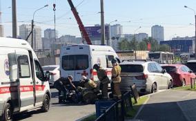 На улице Савушкина мотоциклист влетел в припаркованное авто