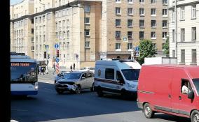 Иномарка врезалась в трамвай на Заневском проспекте в Петербурге