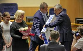 Александр Дрозденко вручил награды выдающимся жителям Ленобласти