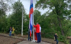 Александр Дрозденко в честь Дня России торжественно поднял государственный флаг