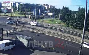На севере Петербурга автомобиль каршеринга вылетел на трамвайные пути и перекрыл движение