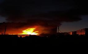 Видео: ночью в Мурино загорелся строительный городок