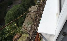 В Выборгском районе следователи устанавливают обстоятельства обрушения двух балконов