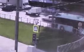 Момент столкновения автобуса со столбом на Ленинском проспекте попал на видео