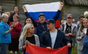 Волонтеры посвятили российскому флагу необычные шоу