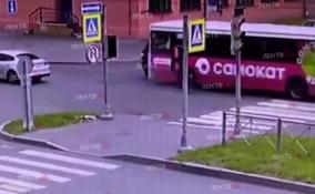 У метро «Лесная» легковушка и автобус не поделили дорогу – видео