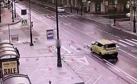 На Петроградке иномарка от бокового удара улетела в кусты – видео