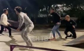 Появилось видео драки, в которой заступившийся за девушек спортсмен из Всеволожска получил ножевое ранение