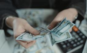 Пожилую женщину из Гатчины обманули на 500 тысяч рублей