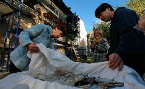Фоторепортаж: памятники Новой Ладоги отправляются на реставрацию