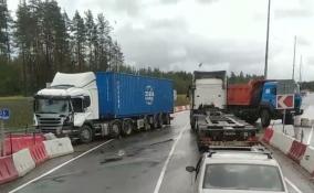 Грузовик столкнулся с самосвалом на трассе «Скандинавия» в Ленобласти