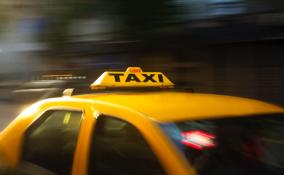Пассажир такси в Петербурге попытался расплатиться поддельными купюрами, после чего начал стрелять в водителя