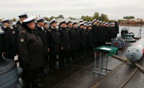 Кронштадтских кадетов посвятили в моряки на борту эсминца «Беспокойный»