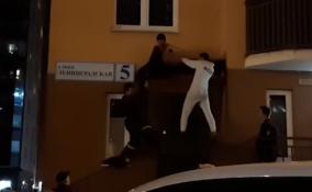 Обнаженный мужчина прыгал по балконам жилого дома в Кудрово