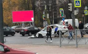 Жесткая авария в Калининском районе Петербурга: столкнулись "Опель" и "Фольксваген"
