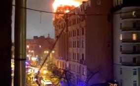 Около 12 часов пожарные боролись с огнем в доме Чубакова