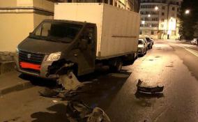 В Петербурге легковушка влетела в грузовик и скрылась с места ДТП