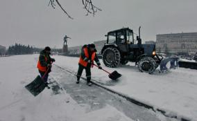 На борьбу с первым снегом в Ленобласти вышли 100 спецмашин