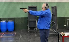 Губернатор Ленобласти получает навыки практической стрельбы у своей дочери