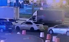 Двое мужчин подожгли «ГАЗель» в Калининском районе Петербурга