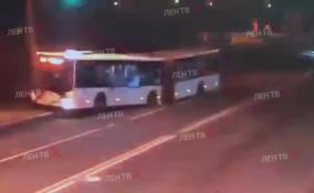 Шесть человек пострадали в ДТП с автобусом, который врезался в столб на Волковском проспекте