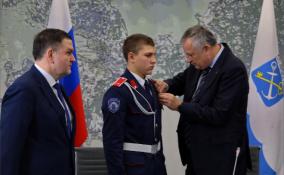 Медаль Совета Федерации вручили 13-летнему кадету, спасшему брата из пожара в Ленобласти