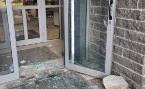 После дерзкого ограбления продуктовый в Мурино остался с недостачей и разбитой дверью