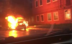 Видео: в Красногвардейском районе полыхает автомобиль