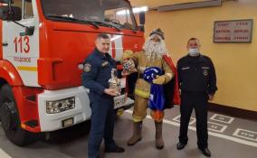 Пожарный Дед Мороз исполнит мечты юных ленинградцев