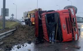 На КАД у Новосаратовки опрокинулся грузовик