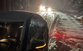Жители Петербурга и Ленобласти стоят в километровых пробках из-за сильного снегопада