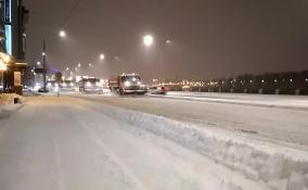 После ночного снегопада почти 500 дорожников очищали магистрали Ленобласти