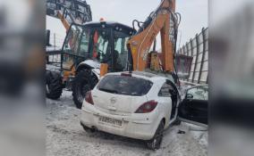 В Петербурге в результате столкновения легковушки с трактором погибла девушка