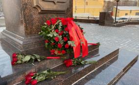 Александр Дрозденко возложил цветы к стеле «Город воинской славы» в Гатчине