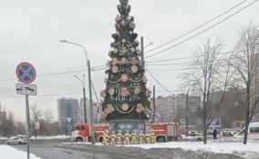 На проспекте Большевиков пожарные устроили хоровод вокруг новогодней ёлки