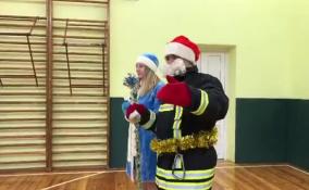 Пожарный Дед Мороз исполнил «Огненные мечты» школьников из Кировска