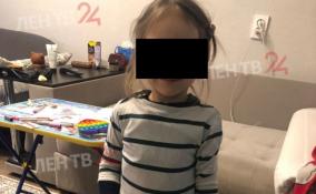 Появились фото из квартиры в Каменке, где 4-летняя девочка несколько дней провела с трупом матери