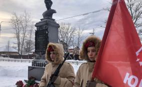 К бюсту Героя Советского Союза Ивана Федюнинского в Волхове возложили цветы