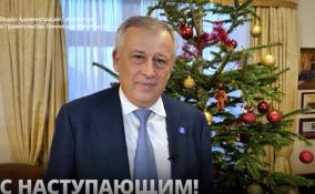 Губернатор Ленобласти Александр
Дрозденко принял поздравления от Деда
Мороза