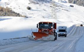 За первую неделю 2022 года в Ленобласти от снега и наледи очистили почти 60 тысяч километров дорог