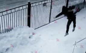 В Петербурге во время уборки снега с крыши детсада упал 17-летний рабочий и попал в реанимацию