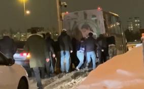 Жители Мурино вытащили из снега застрявшую маршрутку