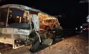 В Кингисеппском районе в результате столкновения грузовика и автобуса погибла пожилая женщина