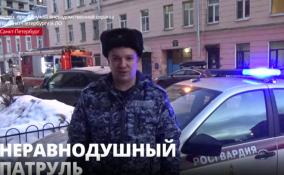 В Петербурге сотрудники Росгвардии спасли мужчину из горящей
квартиры