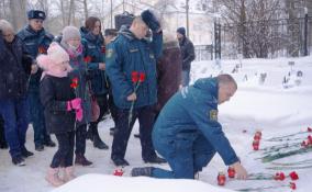 Работники противопожарно-спасательной службы Ленобласти отдали дань памяти защитникам Ленинграда