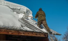 Рабочий сорвался с крыши при уборке снега в Петербурге
