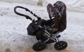 На детскую коляску в Луге упала глыба льда