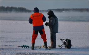 C начала зимы ленинградские спасатели девять раз снимали со льда рыбаков