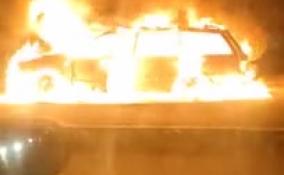 В Мурино полыхающая машина сгорела дотла